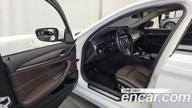 BMW 5-Series 2020 thumb 10