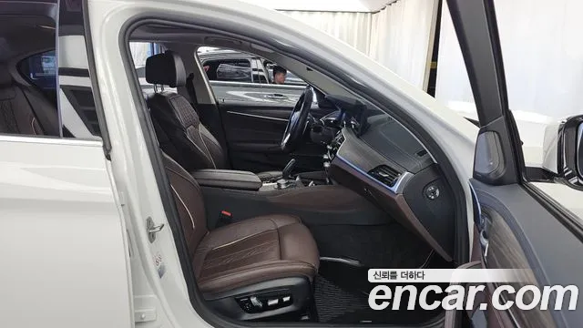 BMW 5-Series 2020 thumb 11