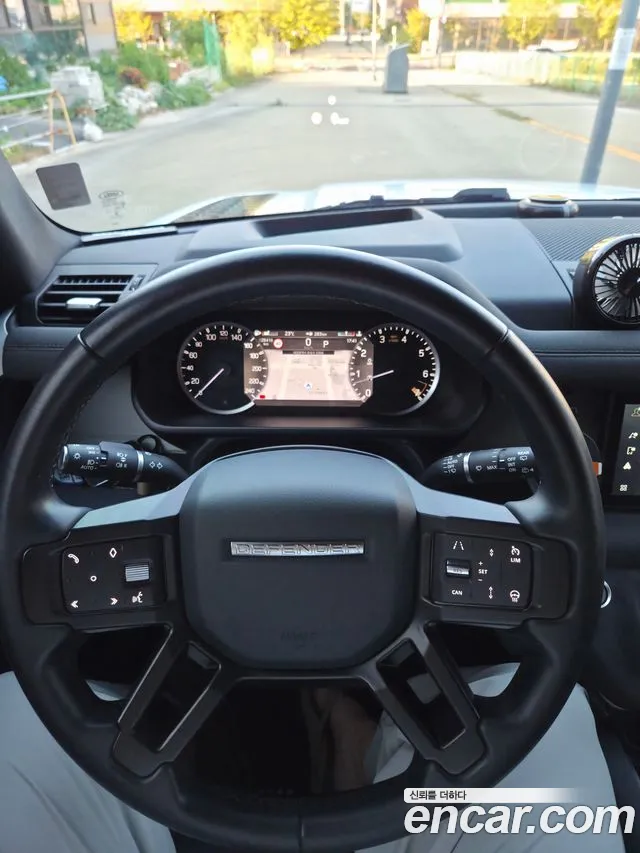 Land Rover Defender 2022 thumb 8