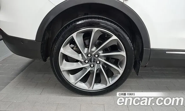Lincoln Nautilus 2020 thumb 5