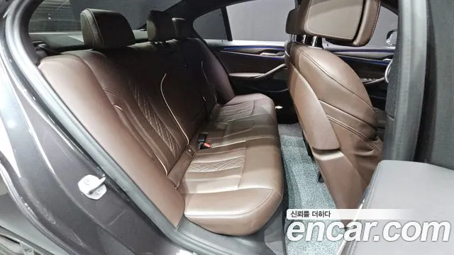 BMW 5-Series 2020 thumb 11