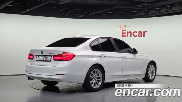BMW 3-Series 2018 thumb 2