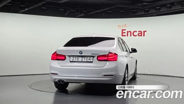 BMW 3-Series 2018 thumb 4