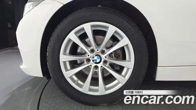 BMW 3-Series 2018 thumb 5