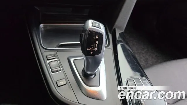 BMW 3-Series 2018 thumb 9