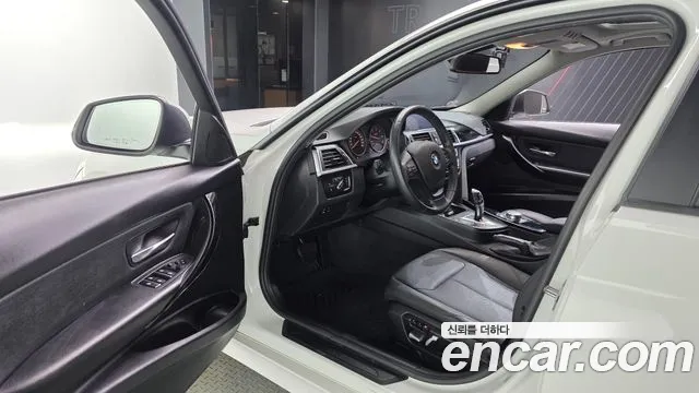 BMW 3-Series 2018 thumb 10