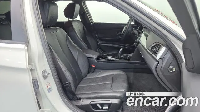 BMW 3-Series 2018 thumb 11