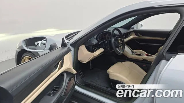 Porsche Taycan 2023 thumb 10