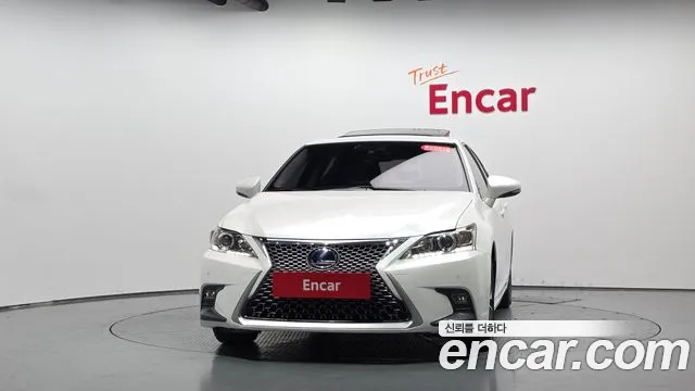Lexus CT200h 2018 thumb 2