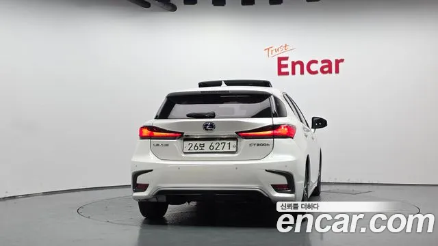 Lexus CT200h 2018 thumb 3