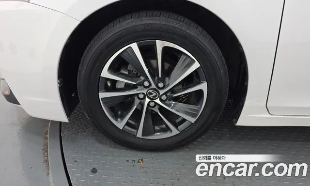 Lexus CT200h 2018 thumb 4