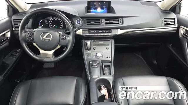 Lexus CT200h 2018 thumb 6