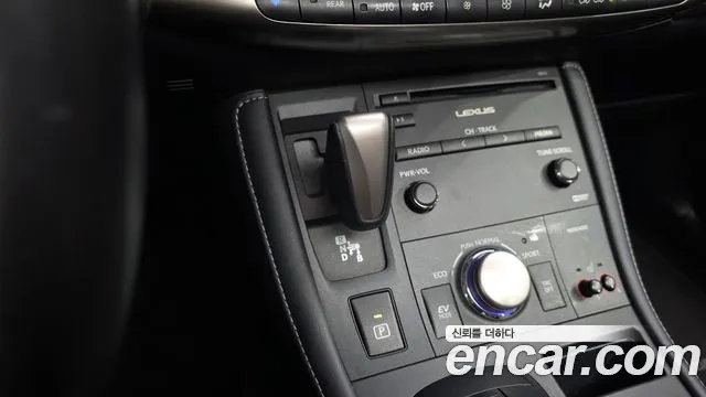 Lexus CT200h 2018 thumb 8