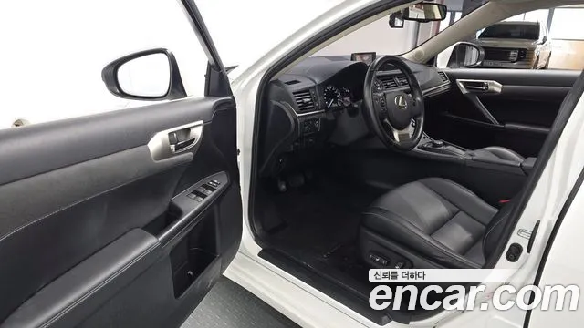 Lexus CT200h 2018 thumb 9