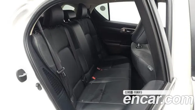 Lexus CT200h 2018 thumb 10