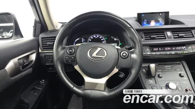 Lexus CT200h 2018 thumb 11