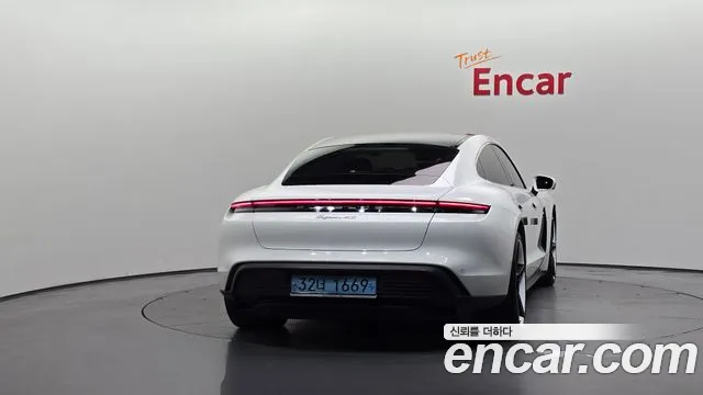 Porsche Taycan 2021 thumb 3
