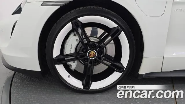 Porsche Taycan 2021 thumb 4