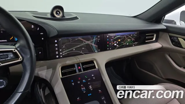 Porsche Taycan 2021 thumb 12