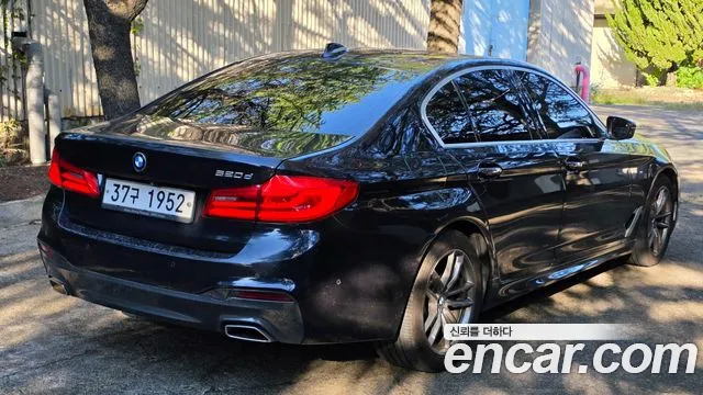 BMW 5-Series 2018 thumb 3