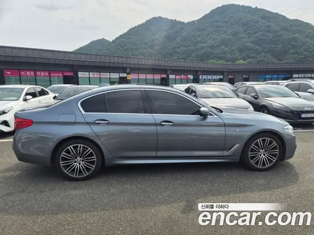 BMW 5-Series 2018 thumb 2