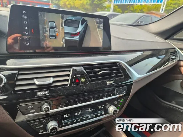 BMW 5-Series 2018 thumb 9