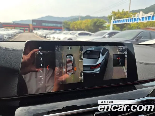 BMW 5-Series 2018 thumb 10