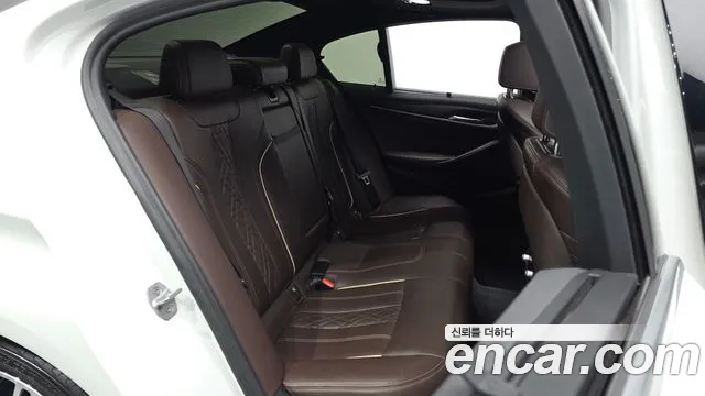 BMW 5-Series 2019 thumb 11