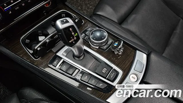 BMW 7-Series 2014 thumb 8