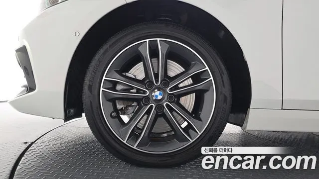 BMW 1-Series 2024 thumb 4