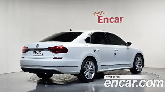 Volkswagen Passat (North America and China) 2018 thumb 2