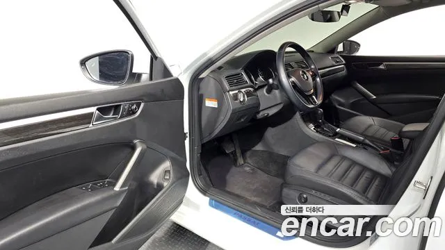 Volkswagen Passat (North America and China) 2018 thumb 10