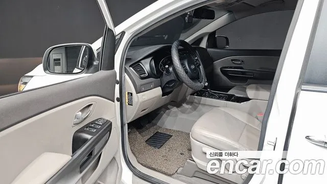 Kia Carnival 2014 thumb 10