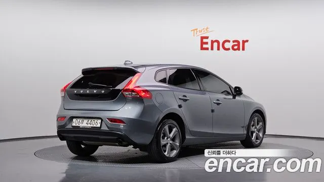 Volvo V40 2017 thumb 2