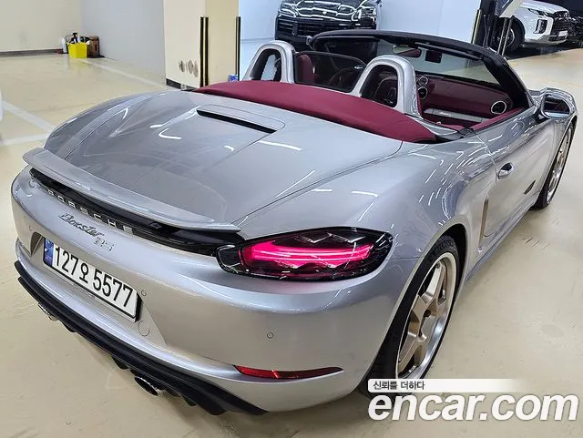 Porsche Cayman 2021 thumb 2