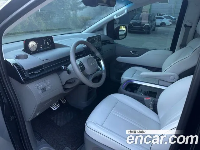 Hyundai Staria 2025 thumb 2