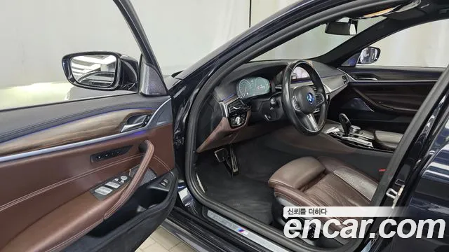 BMW 5-Series 2019 thumb 10