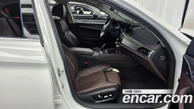BMW 5-Series 2019 thumb 11