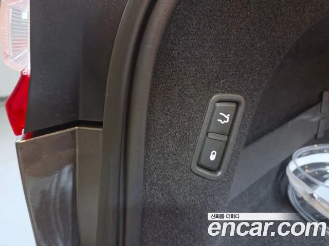 Maserati Levante 2017 thumb 8