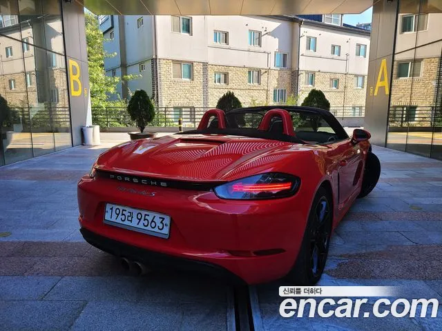 Porsche Cayman 2016 thumb 3