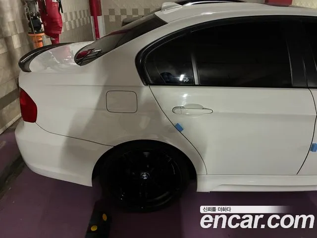BMW 3-Series 2011 thumb 4