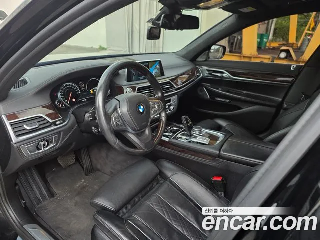 BMW 7-Series 2016 thumb 7