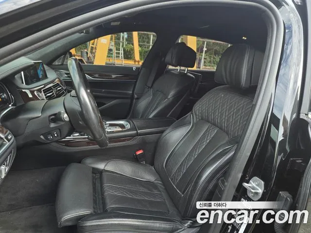 BMW 7-Series 2016 thumb 8