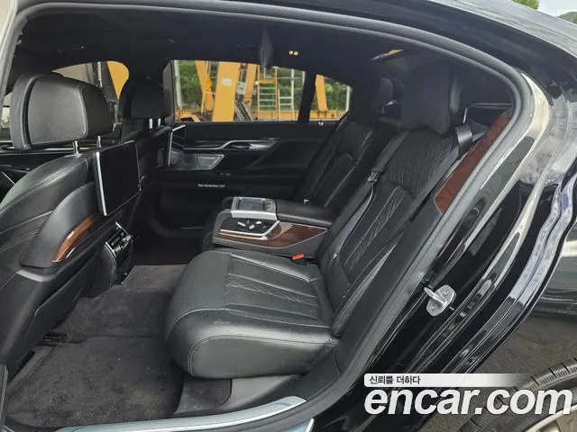 BMW 7-Series 2016 thumb 9