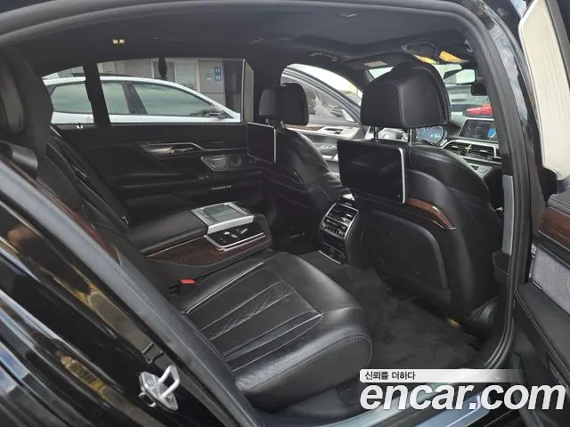 BMW 7-Series 2016 thumb 10