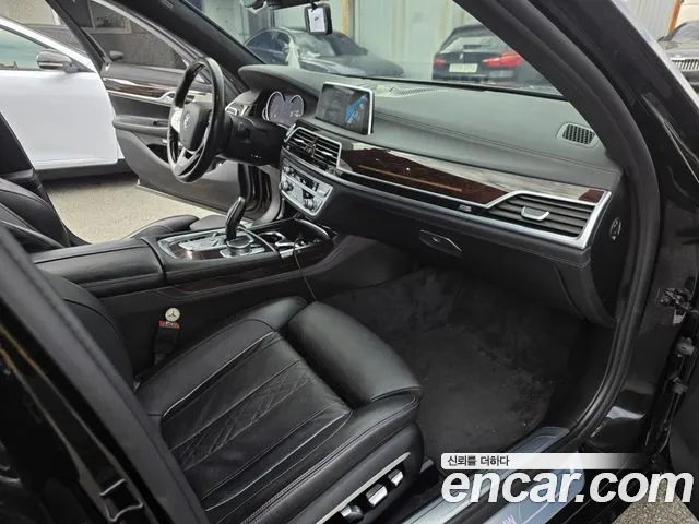 BMW 7-Series 2016 thumb 11