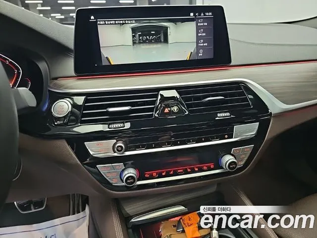 BMW 5-Series 2019 thumb 10