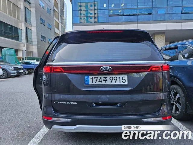 Kia Carnival 2021 thumb 4