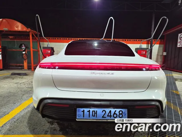 Porsche Taycan 2021 thumb 4