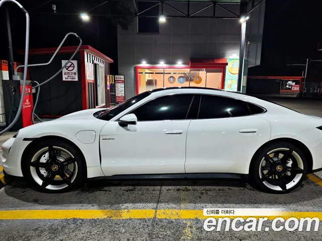 Porsche Taycan 2021 thumb 5